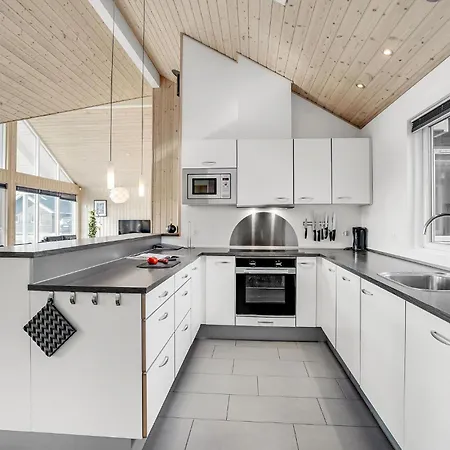 Gorgeous In Idestrup With Kitchen בית נופש